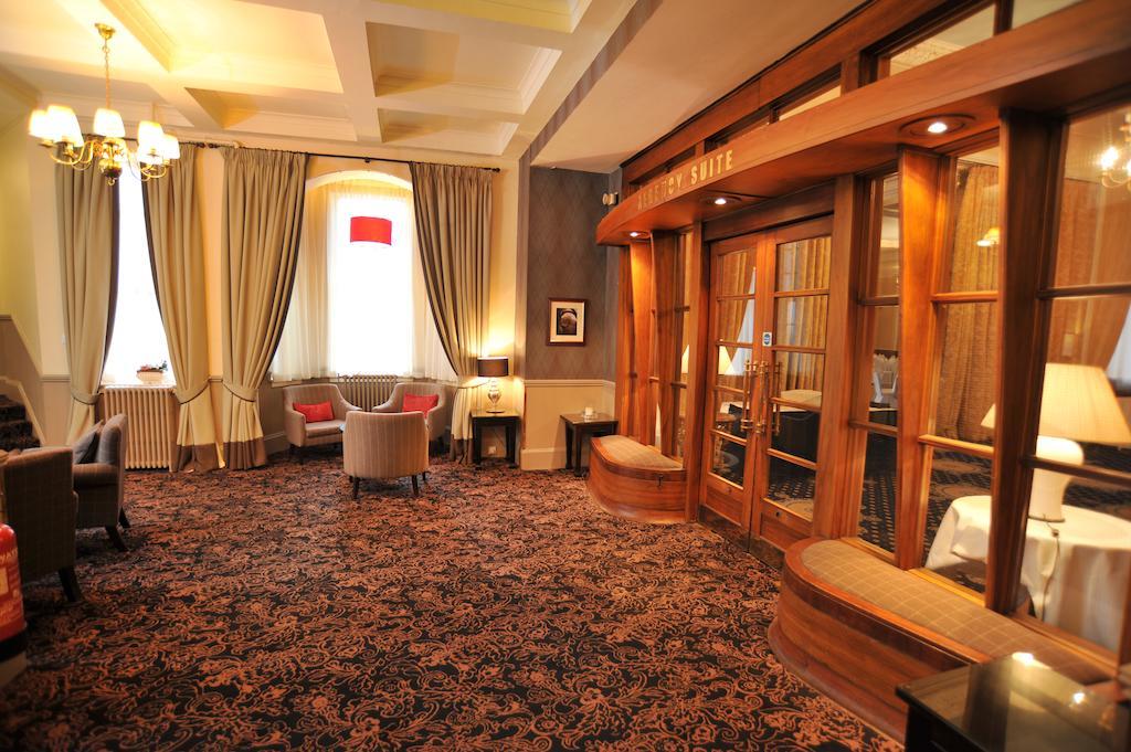 סטירלינג Golden Lion Hotel מראה חיצוני תמונה
